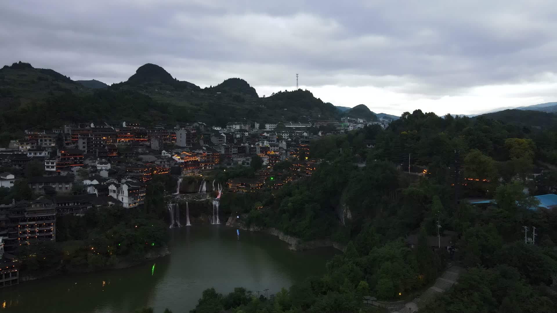 航拍湖南湘西芙蓉镇夜景灯光4A景区视频的预览图