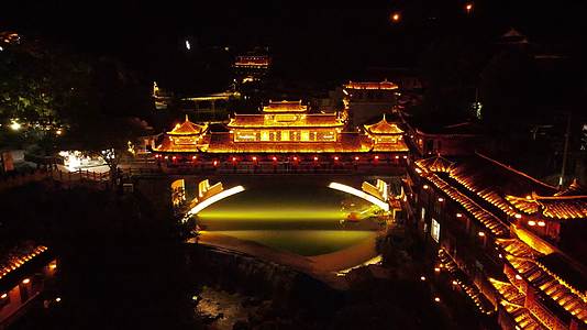 航拍湖南湘西芙蓉镇夜景灯光4A景区视频的预览图