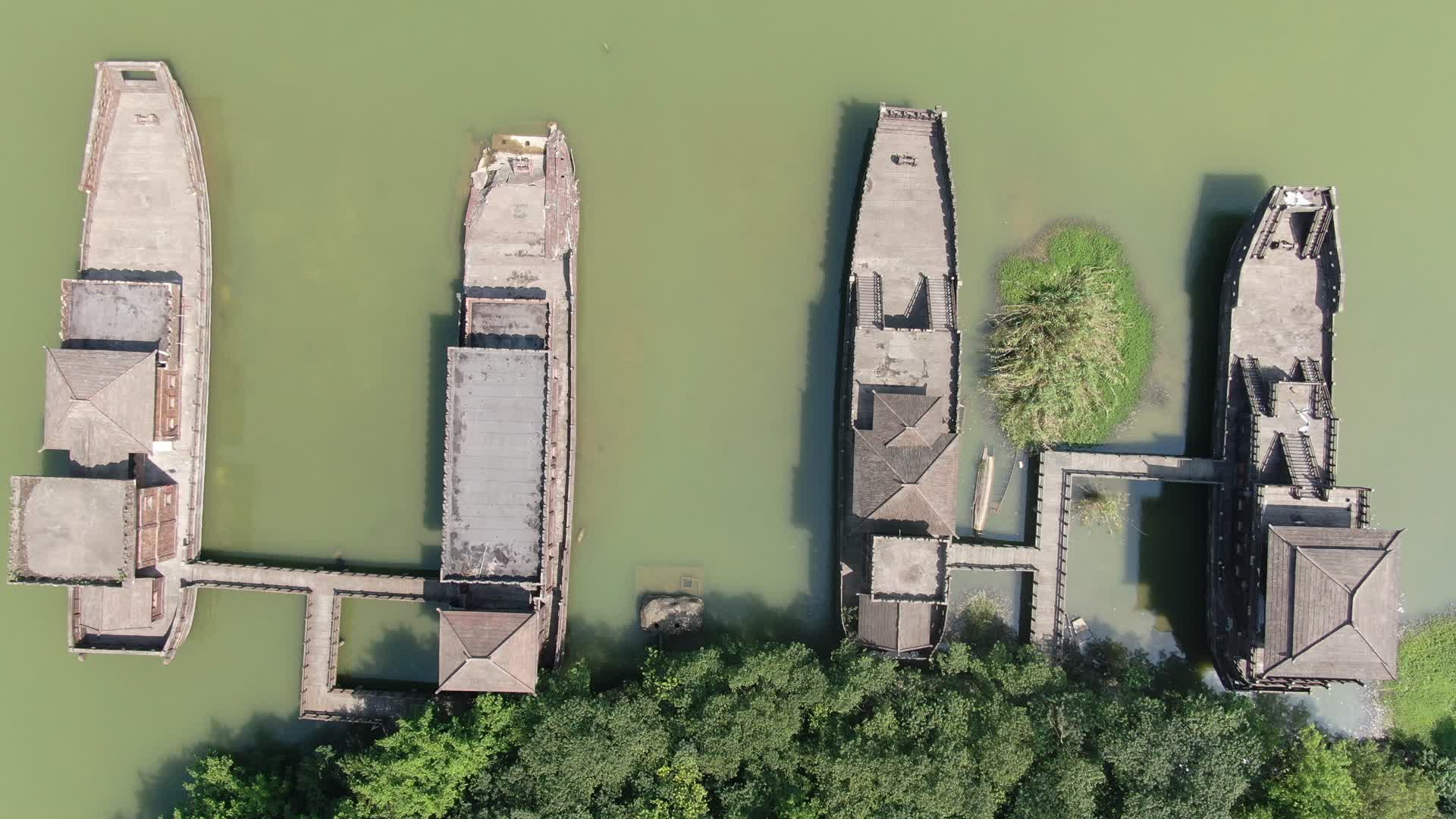 航拍湖北赤壁战场5A景区草船借箭视频的预览图