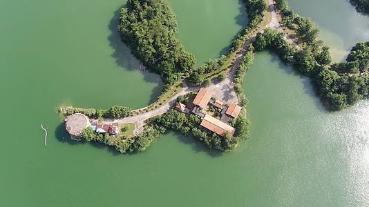 俯拍湖面唯美岛屿自然风景视频的预览图