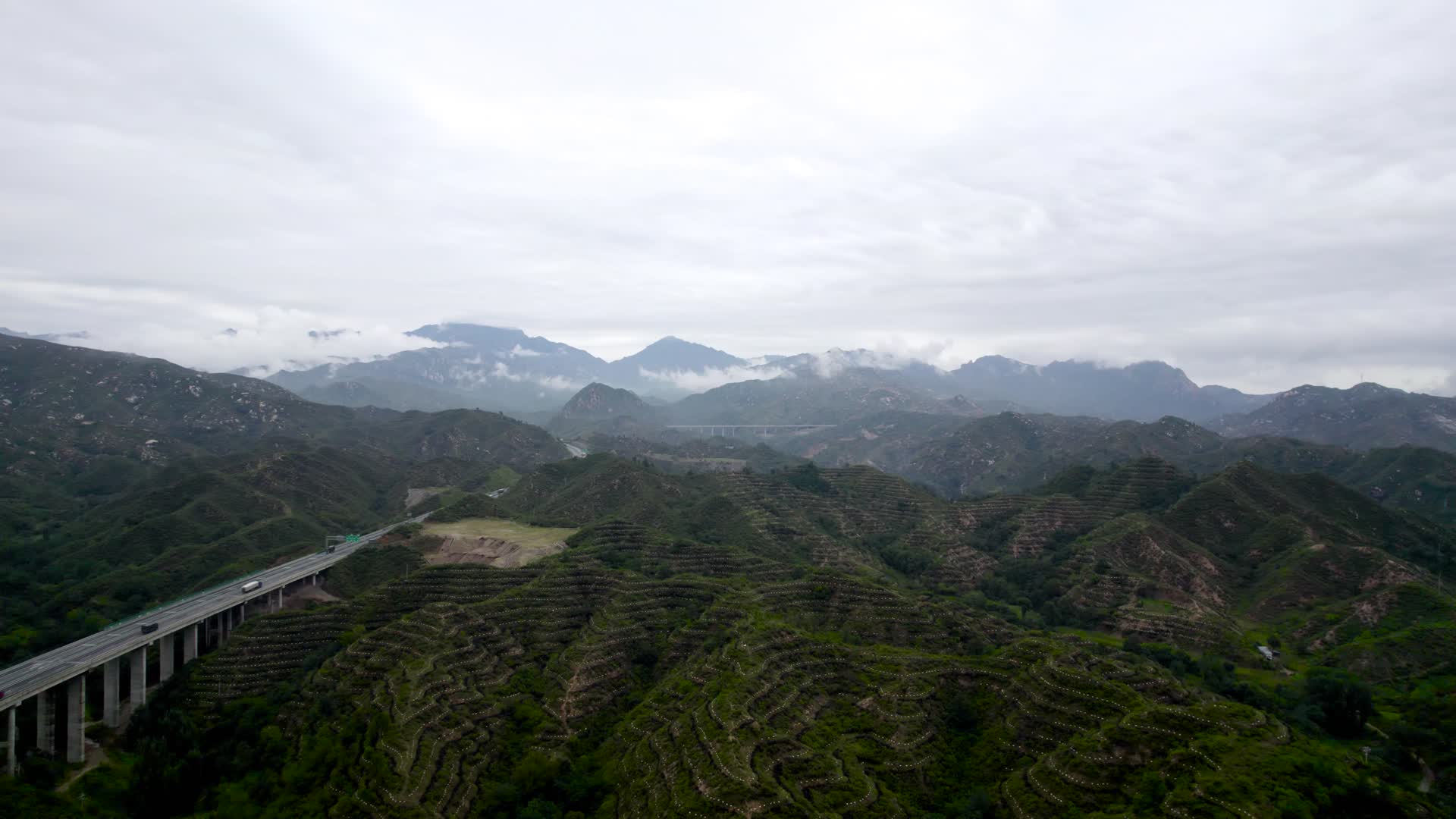 河北省太行山深处的云雾缭绕峰峦叠嶂下午5k超高清航拍视频视频的预览图