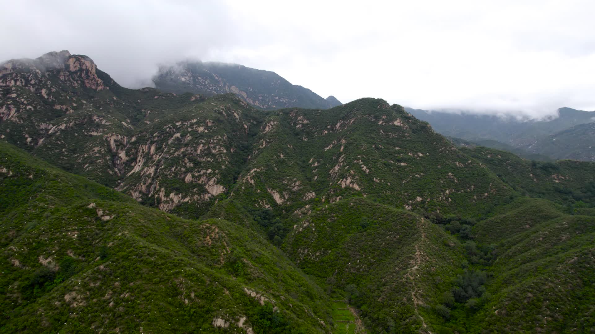 河北省太行山深处的云雾缭绕峰峦叠嶂下午5k超高清航拍视频视频的预览图