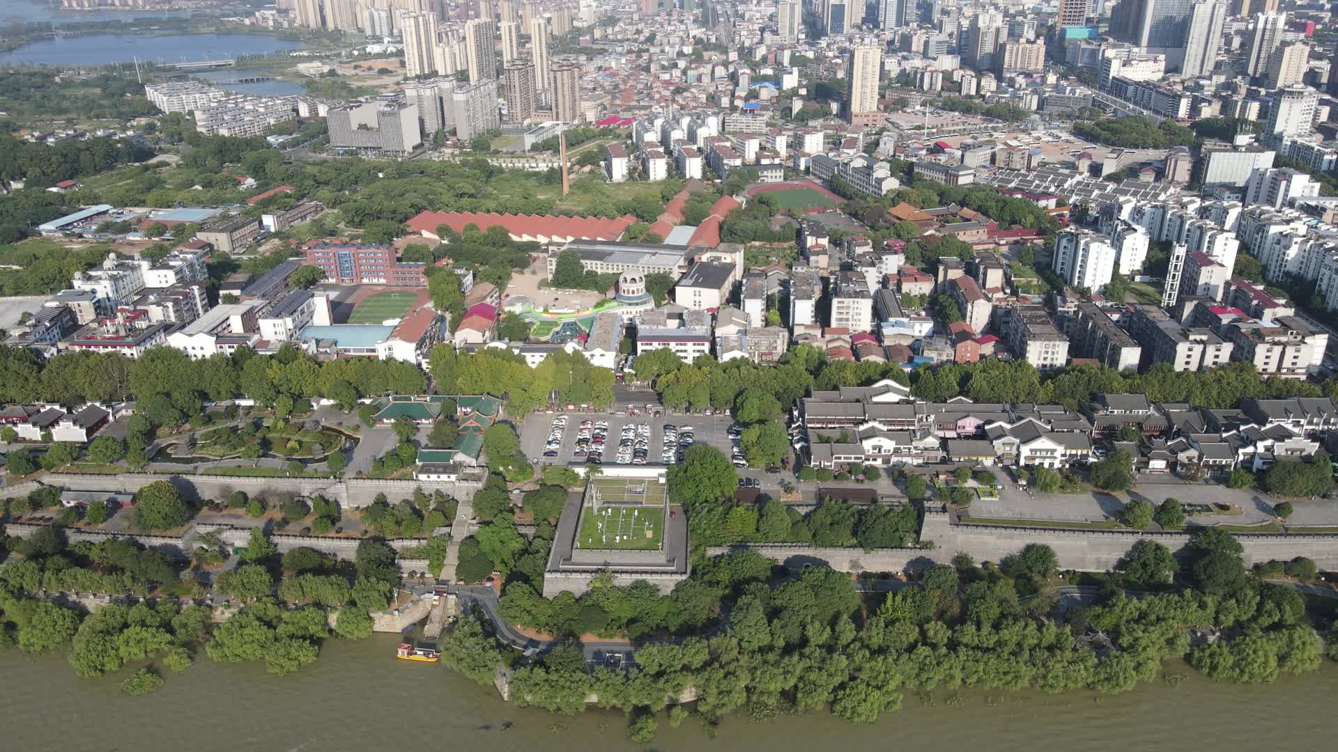 4K航拍湖南岳阳城市建设视频的预览图