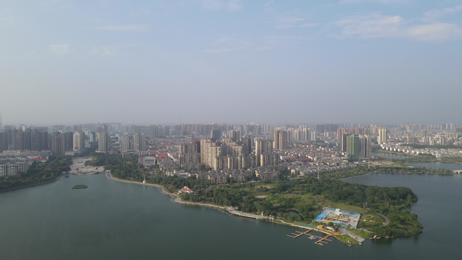 4K航拍湖南岳阳南湖风景区南湖广场视频的预览图
