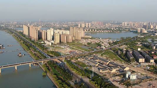 4K航拍湖南岳阳城市建设视频的预览图