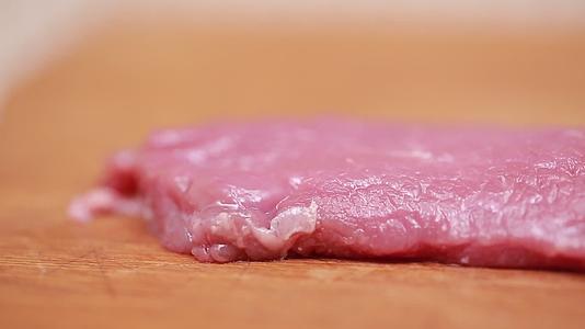 牛里脊切片嫩肉片视频的预览图