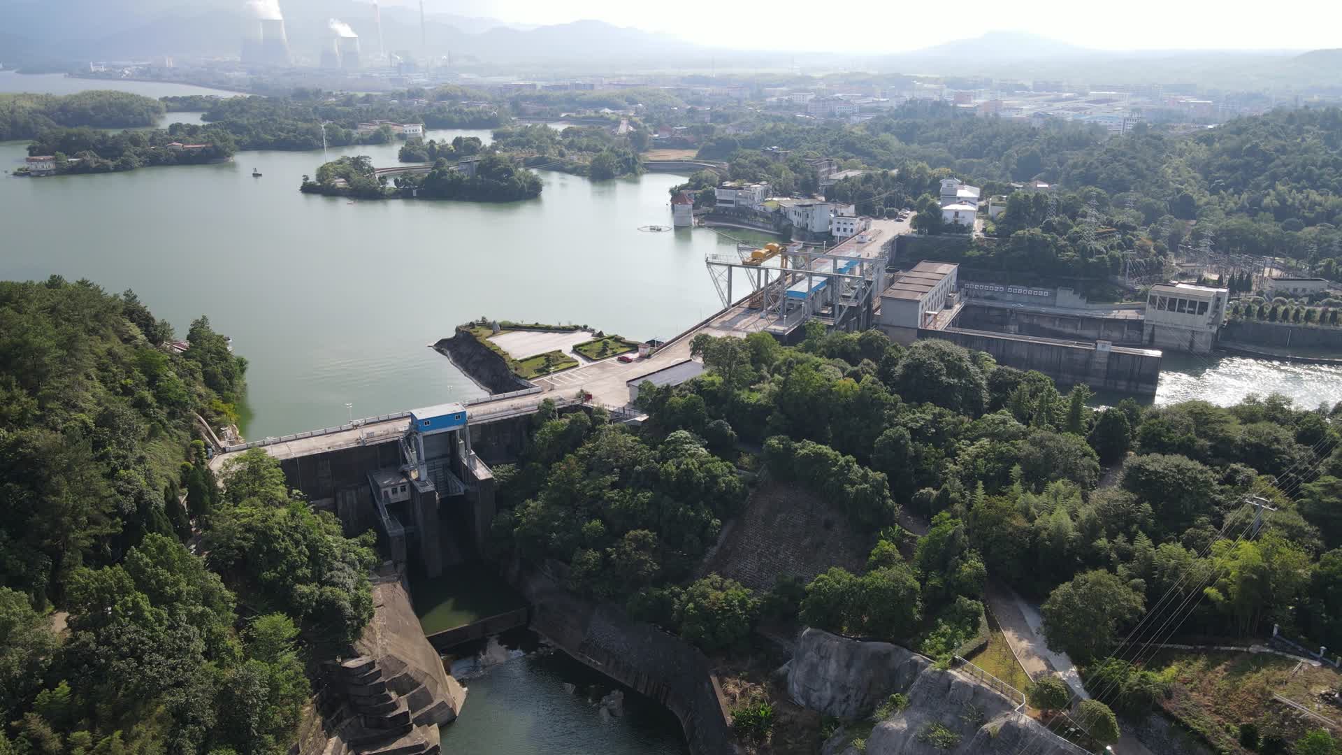 4K航拍湖北咸宁三峡实验坝主题公园视频的预览图
