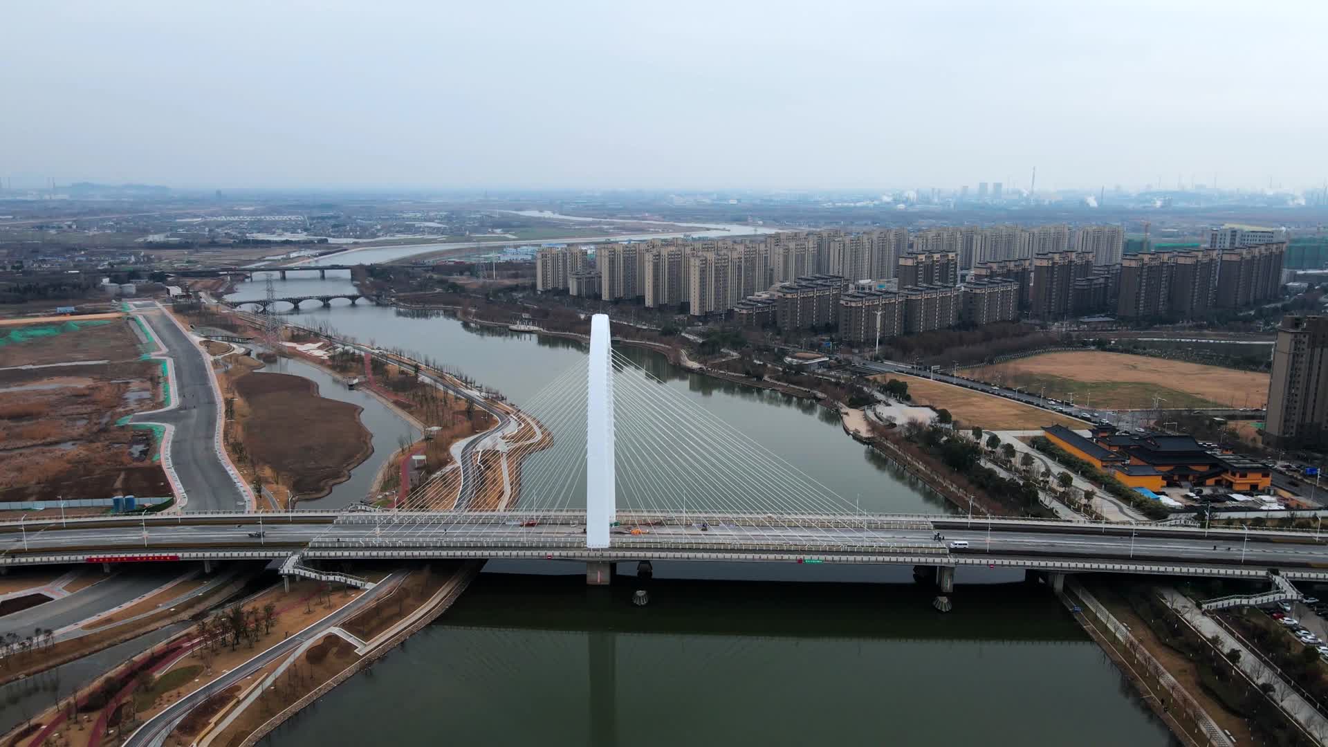 4K航拍南京六合地标建筑雄州大桥视频的预览图
