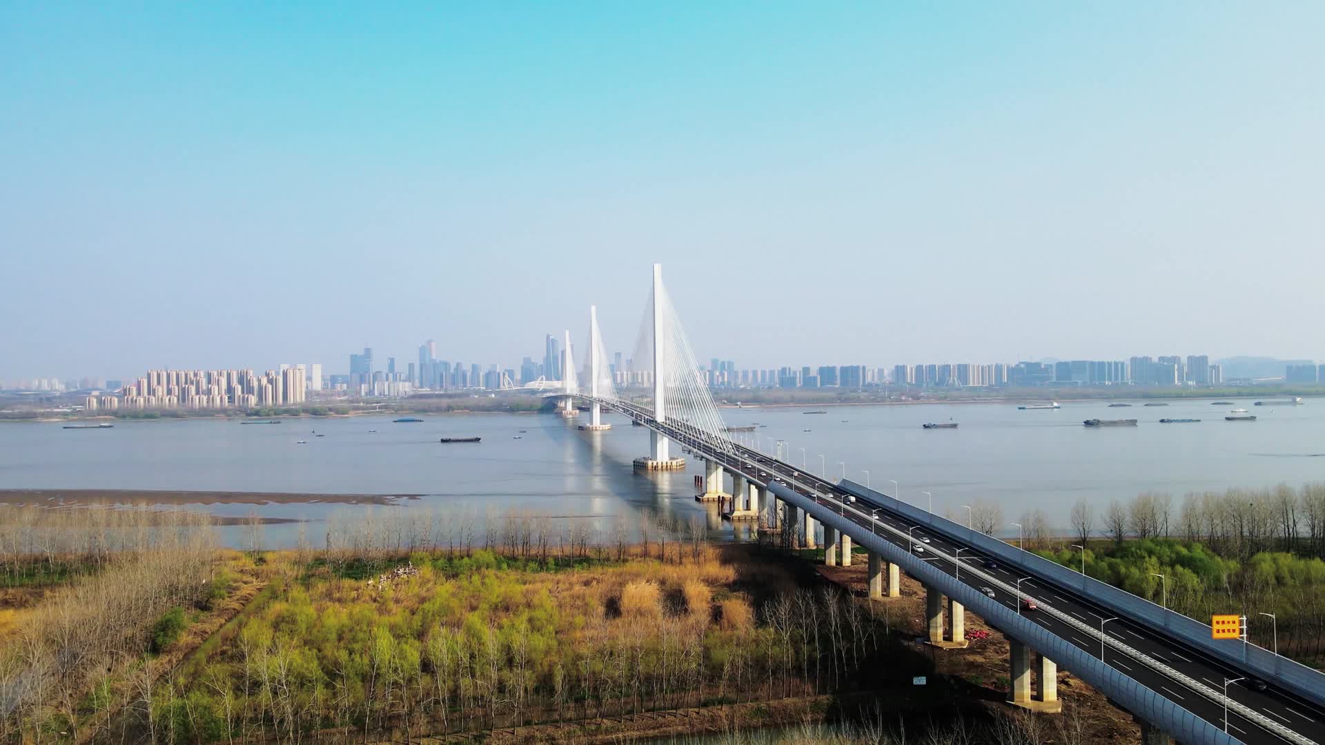 4K航拍南京地标建筑江心洲大桥南京第五大桥视频的预览图