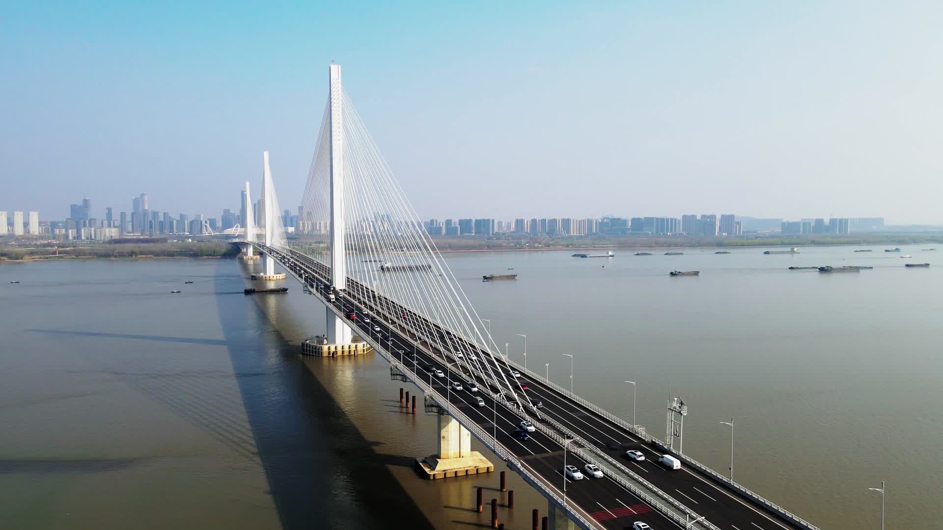 4K航拍南京地标建筑江心洲大桥南京第五大桥视频的预览图