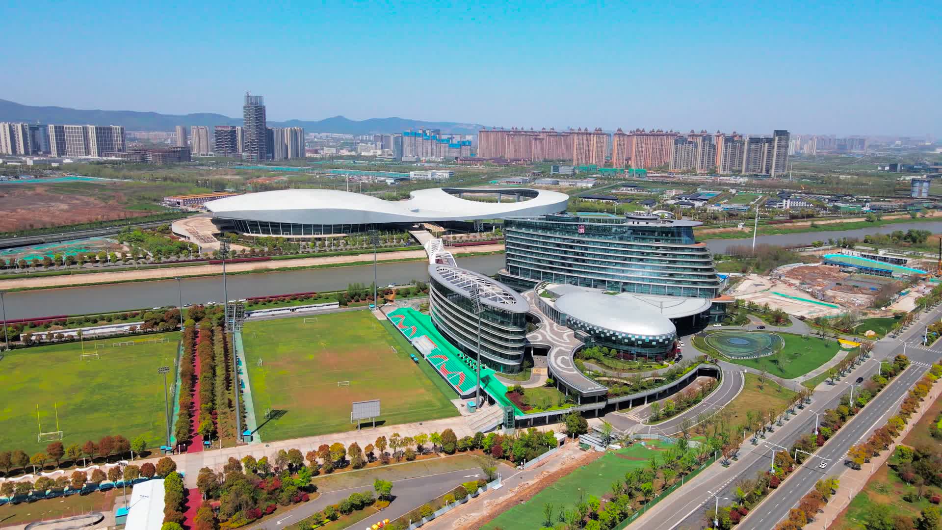 4K航拍南京江北新区地标长江之舟酒店视频的预览图