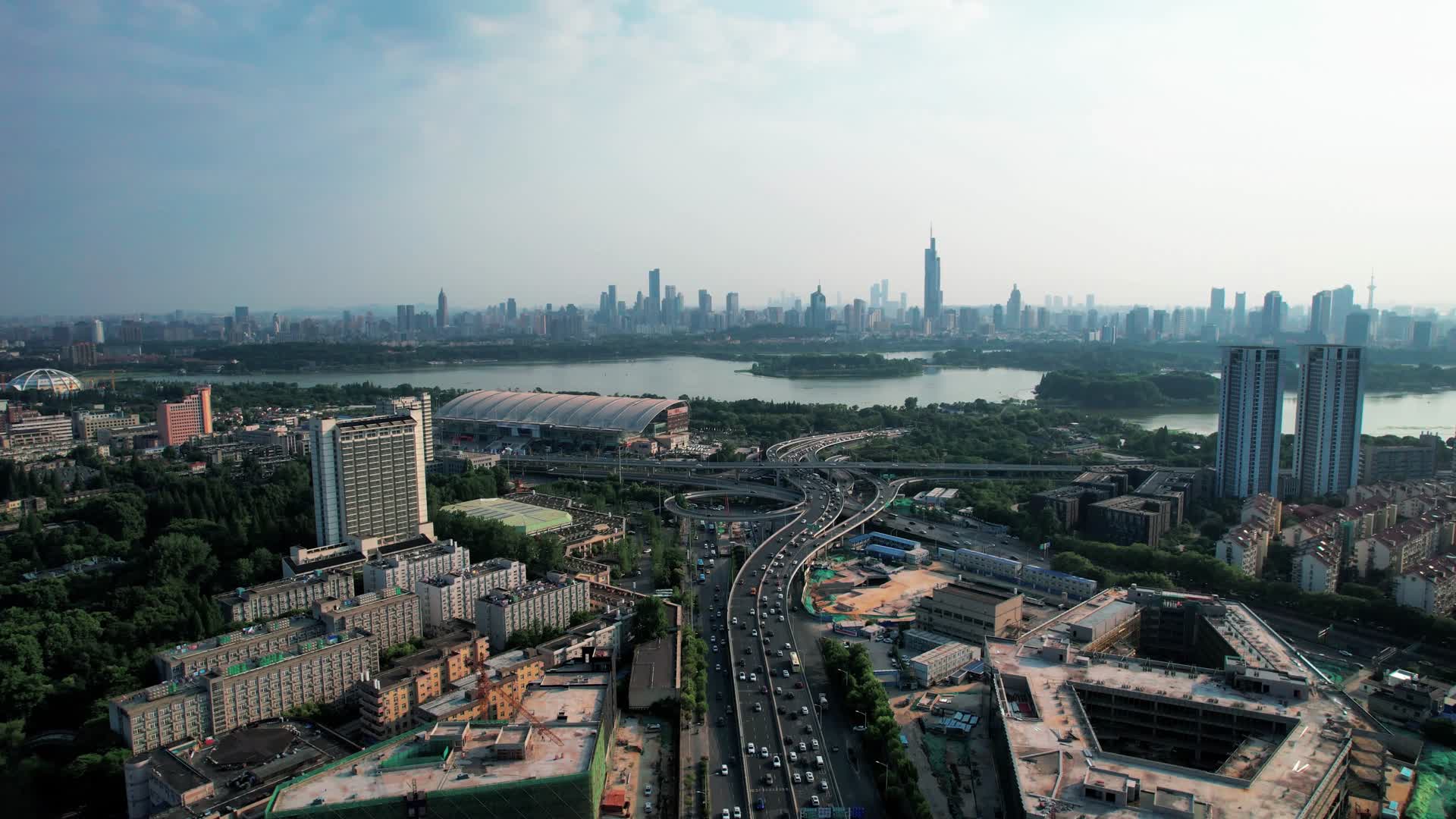 4K航拍南京地标城市交通车流新庄立交视频的预览图