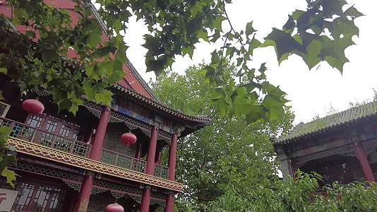 中国传统园林中式建筑度假村庭院公园长廊视频的预览图