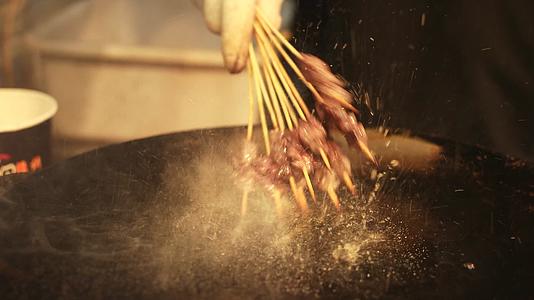 烧烤烤肉羊肉串烤串美食烟雾视频的预览图