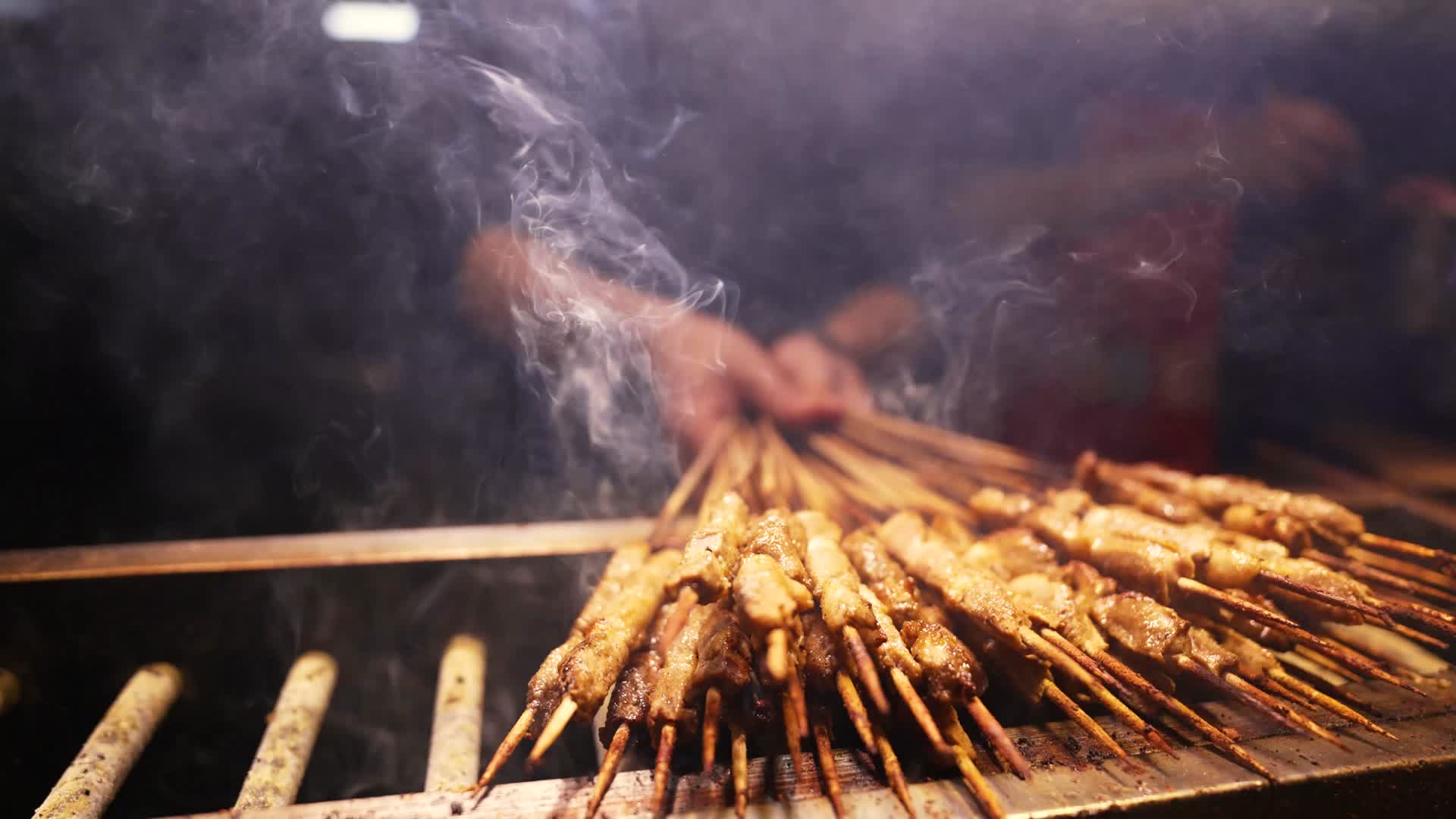 美食烧烤烤肉羊肉串牛肉串夜宵美味视频的预览图