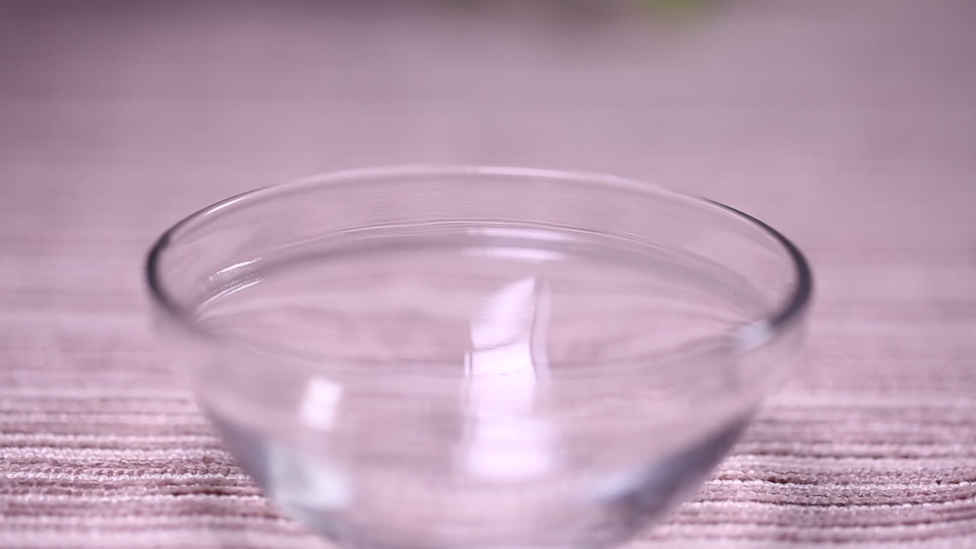 玻璃碗酸梅晶视频的预览图