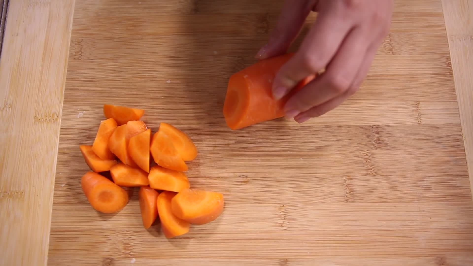 厨师切胡萝卜块视频的预览图