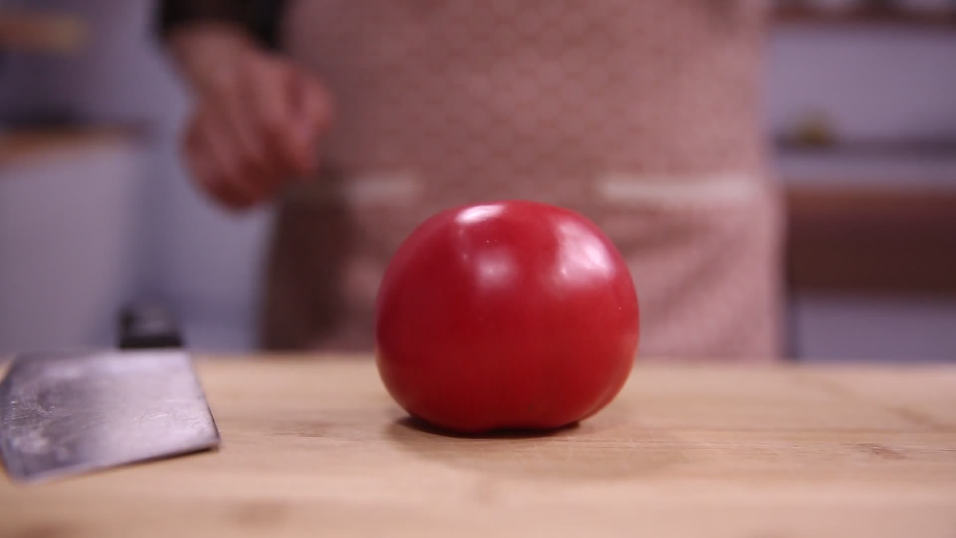 厨师切番茄西红柿视频的预览图