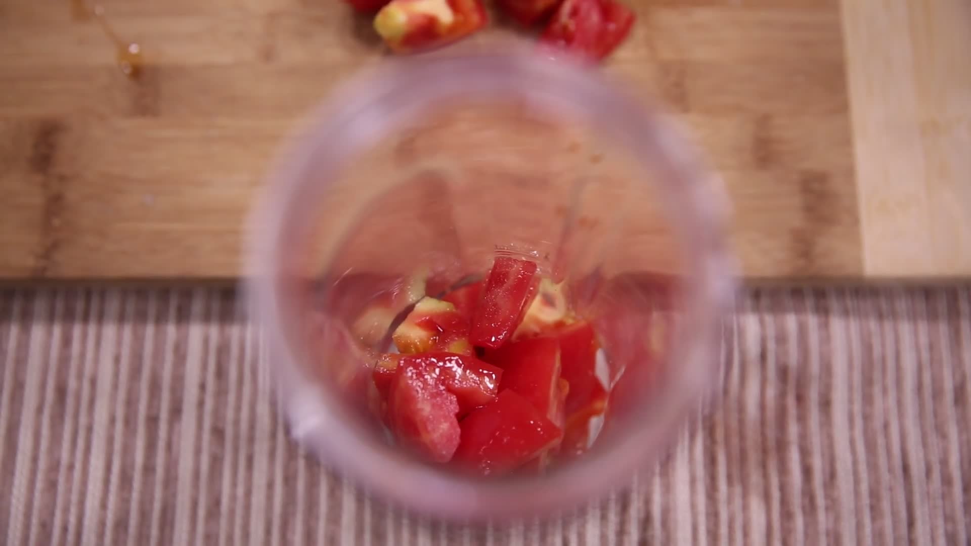厨师榨汁制作番茄汁视频的预览图