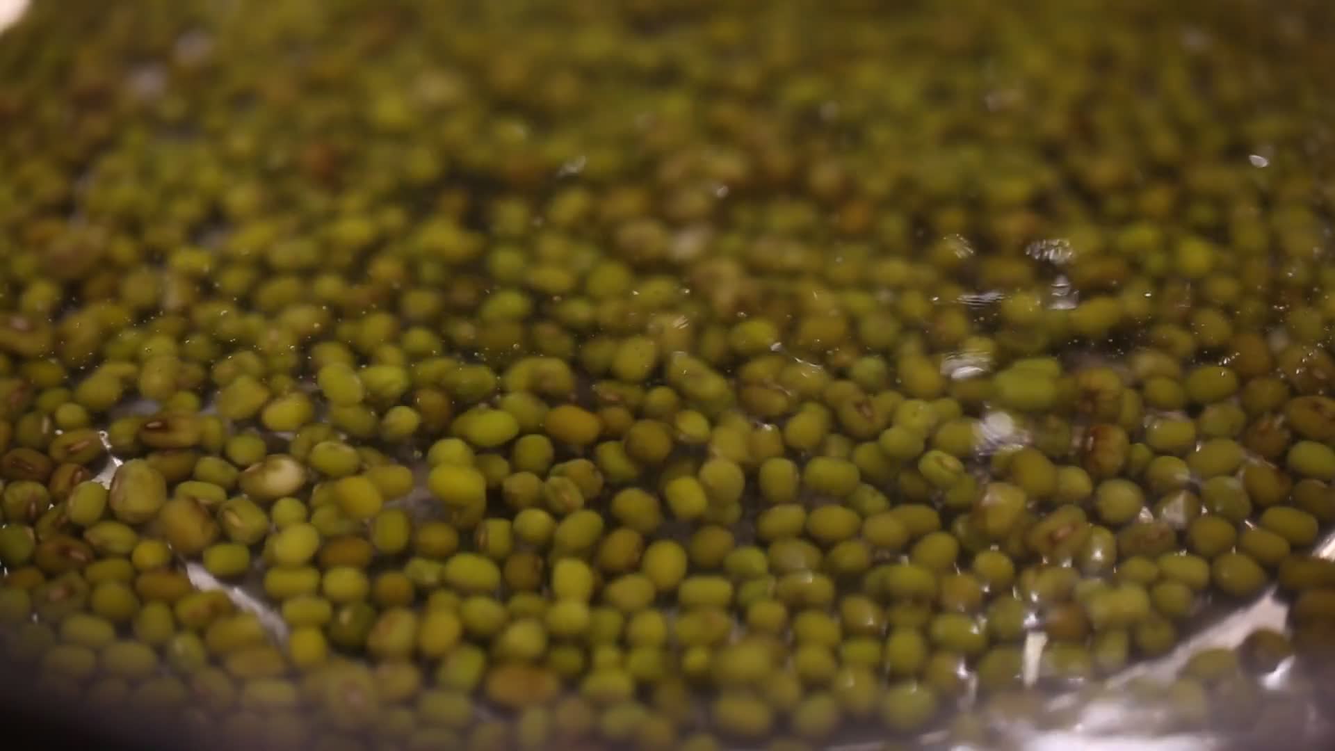 开水煮绿豆视频的预览图