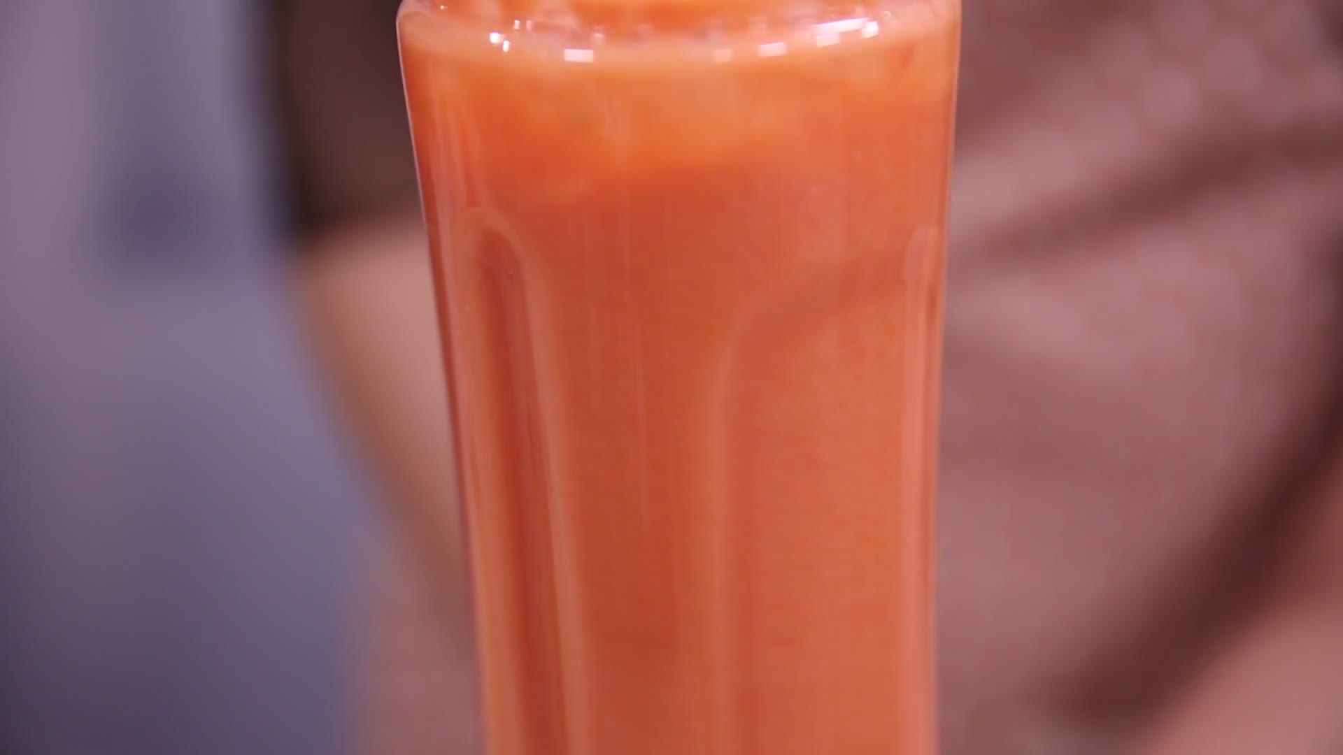 妈妈榨汁胡萝卜番茄汁视频的预览图
