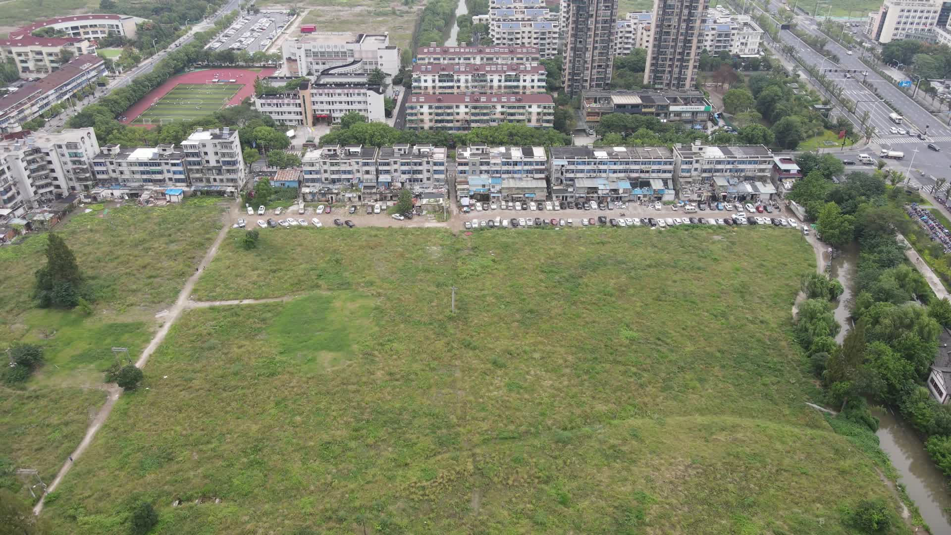杭州滨江区浦沿路城市风光4k航拍视频的预览图