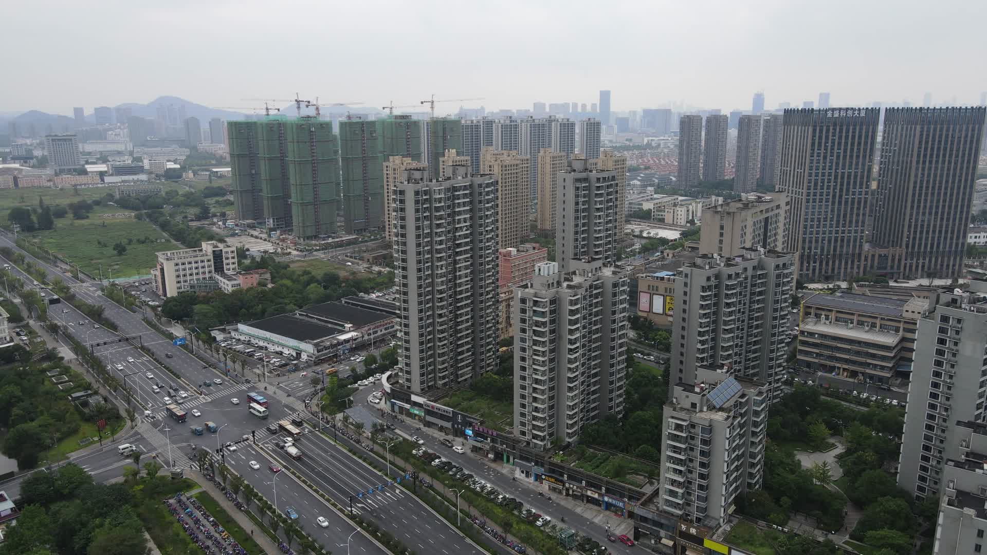 杭州滨江区浦沿路城市风光4k航拍视频的预览图
