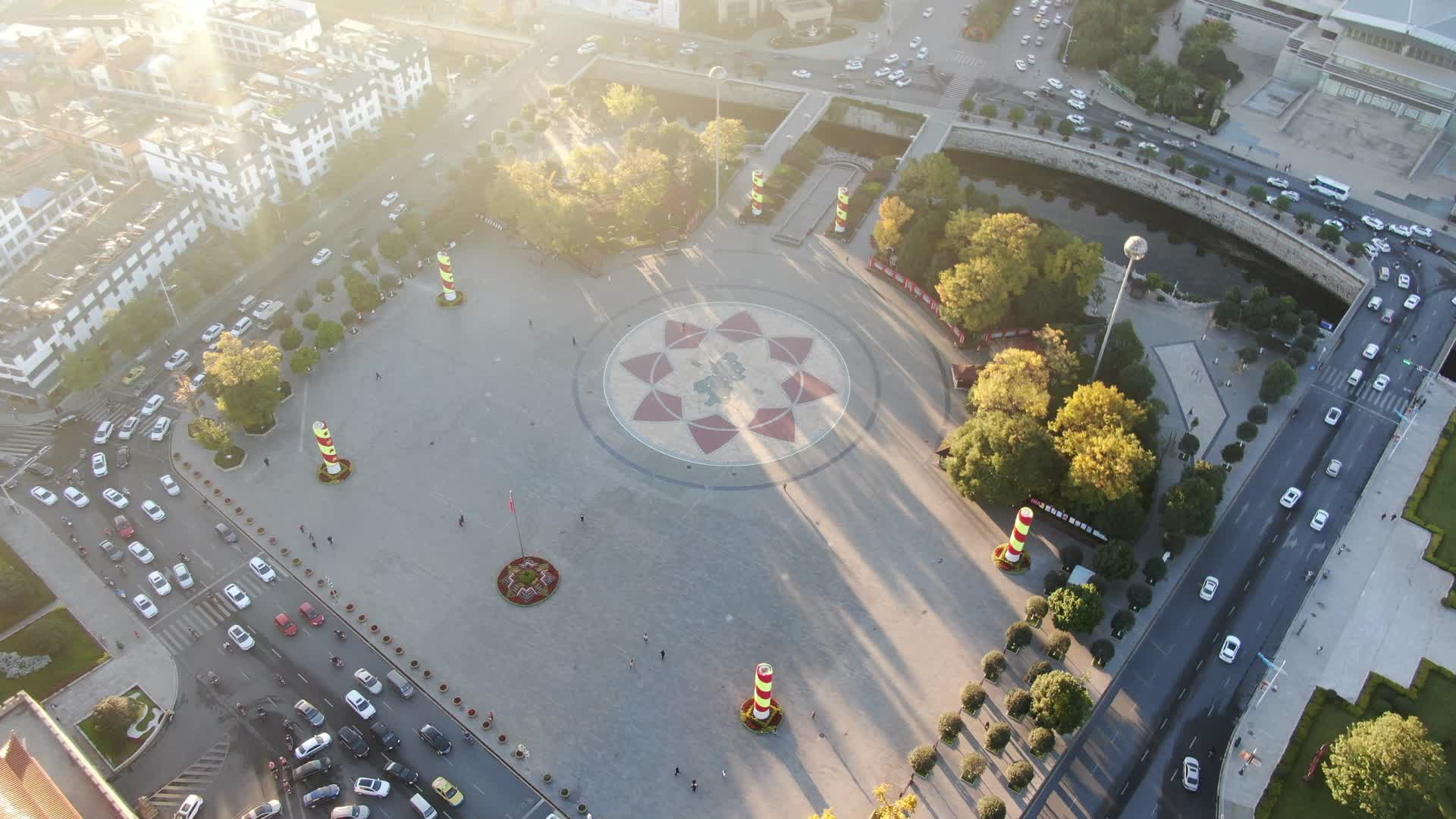 航拍云南曲靖南城门广场视频的预览图