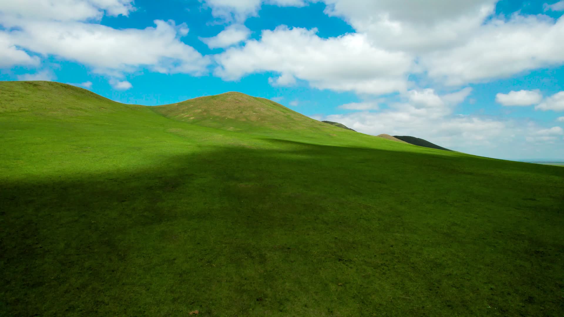 内蒙古的蓝天白云以及广袤草原上午5k超高清航拍视频视频的预览图