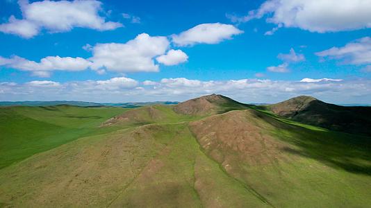 内蒙古的蓝天草原以及成群的马匹上午5k超高清航拍视频视频的预览图