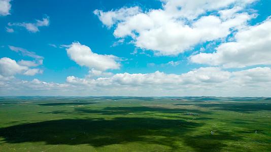内蒙古的蓝天白云以及广袤草原上午5k超高清航拍视频视频的预览图
