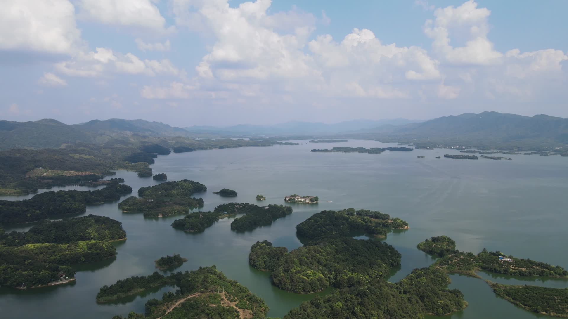 4K航拍大自然水库岛屿视频的预览图
