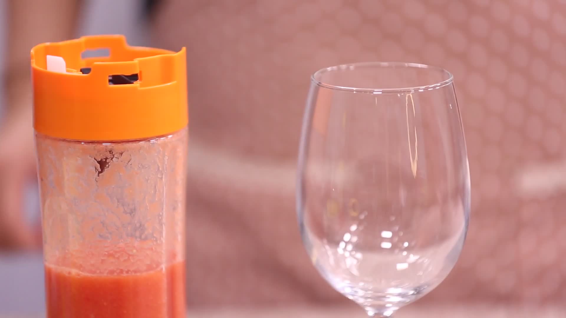 鲜榨果汁胡萝卜蔬菜汁视频的预览图