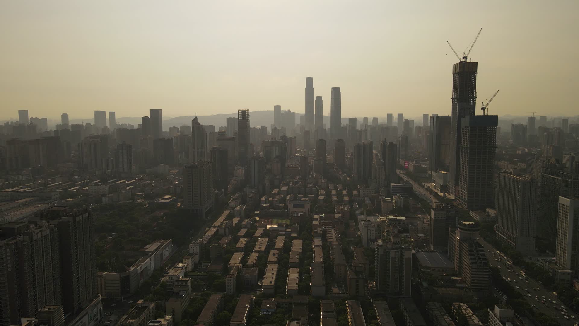 4K航拍清晨迷雾城市风光视频的预览图