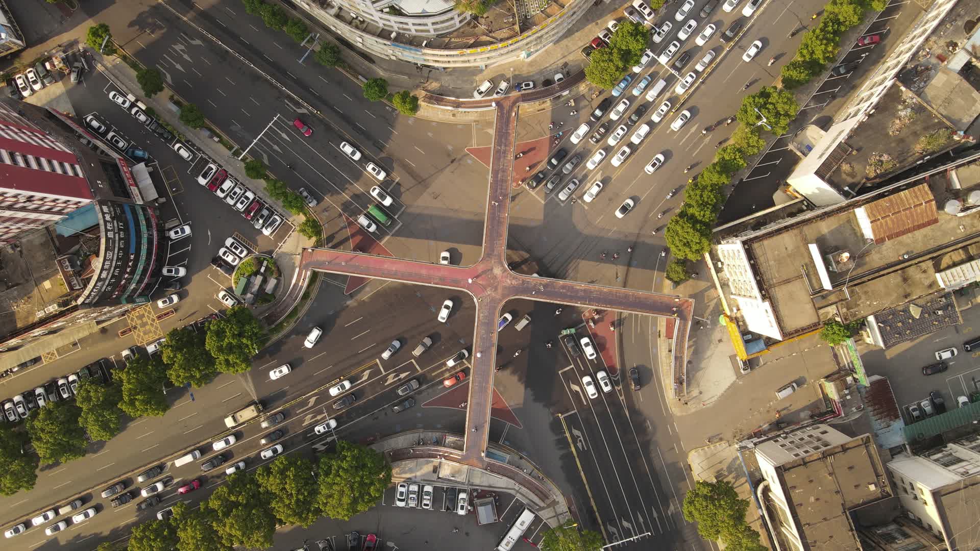 4K航拍城市十字路口交通人行天桥视频的预览图