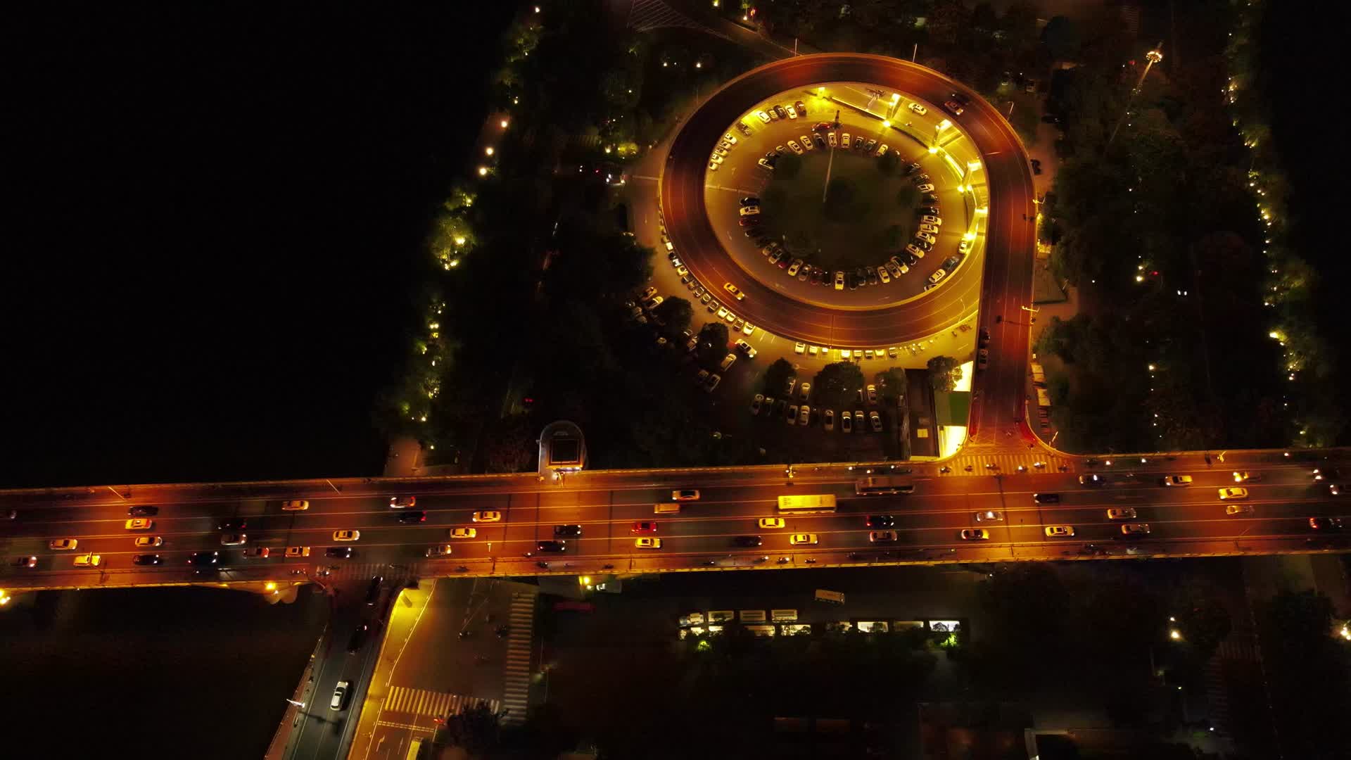 4K航拍高架交通转盘夜景视频的预览图