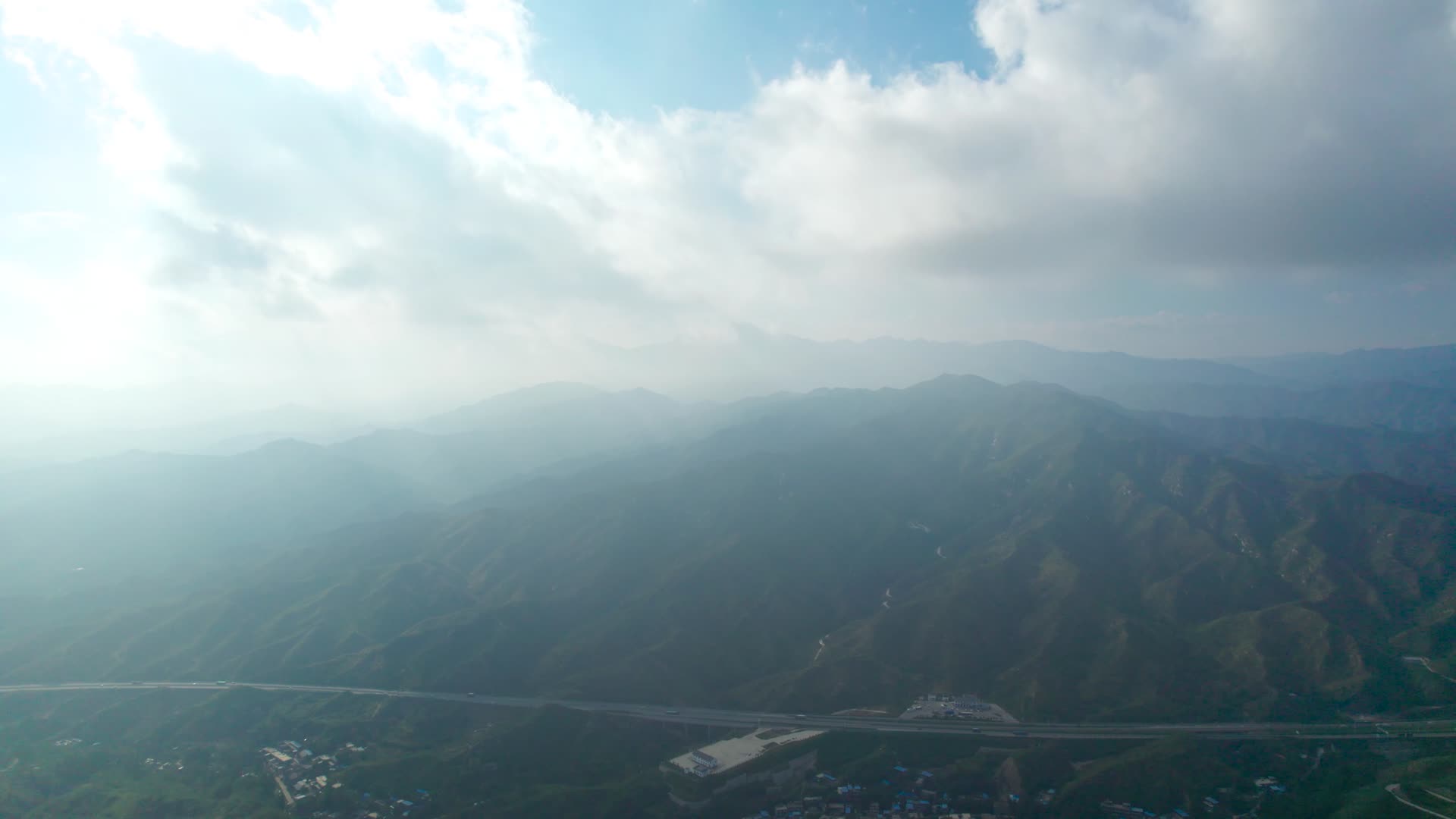 河北省云雾缭绕的太行山脉午后5k超高清航拍视频视频的预览图