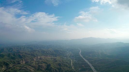 河北省云雾缭绕的太行山脉午后5k超高清航拍视频视频的预览图