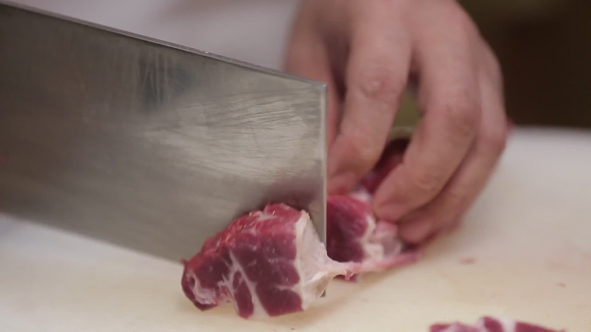 厨师切牛肋条牛腩肉视频的预览图