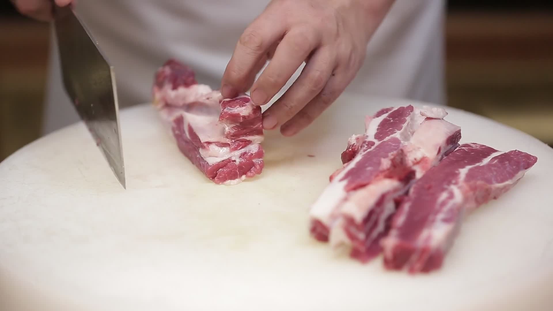 厨师切牛肋条牛腩肉视频的预览图