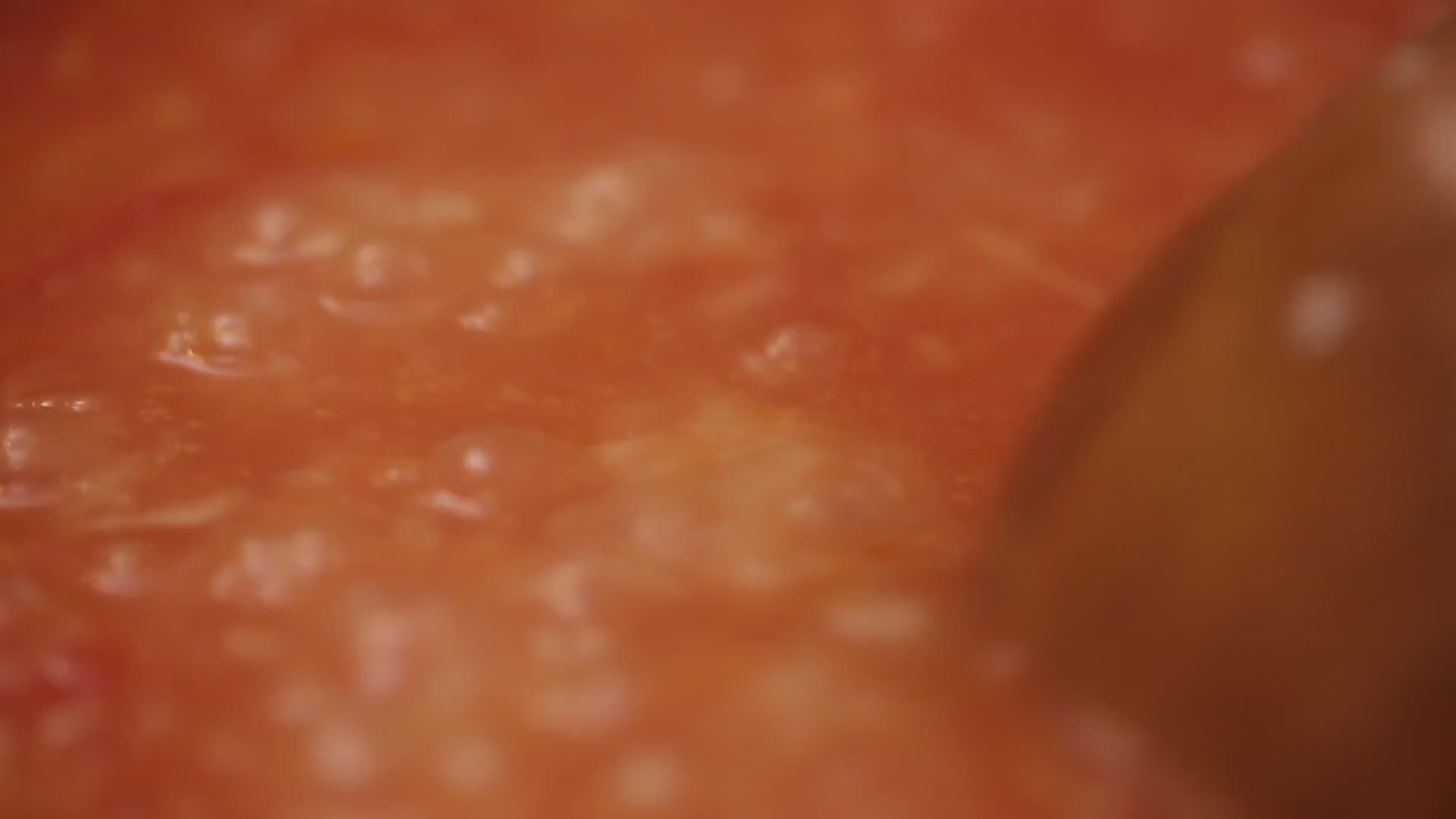 厨师煮番茄汤视频的预览图