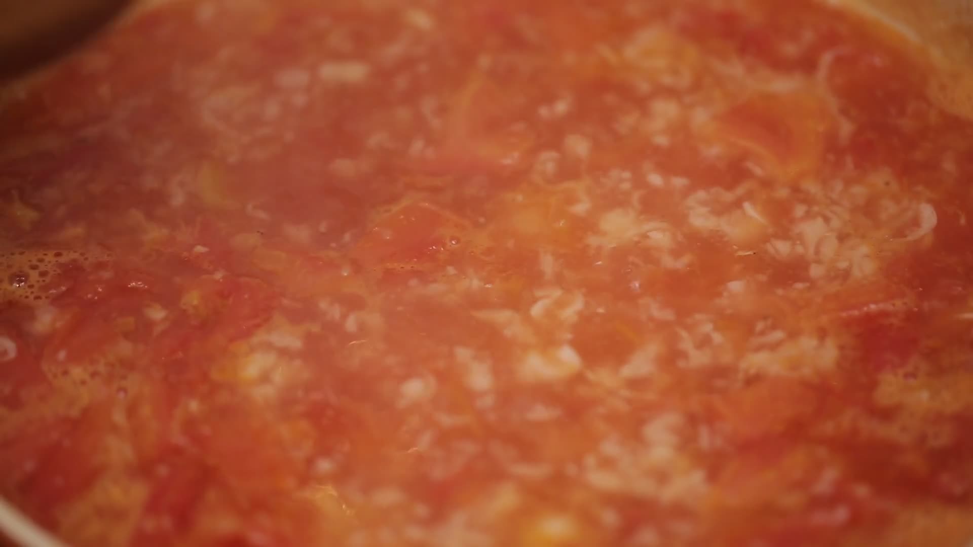 厨师煮番茄汤视频的预览图