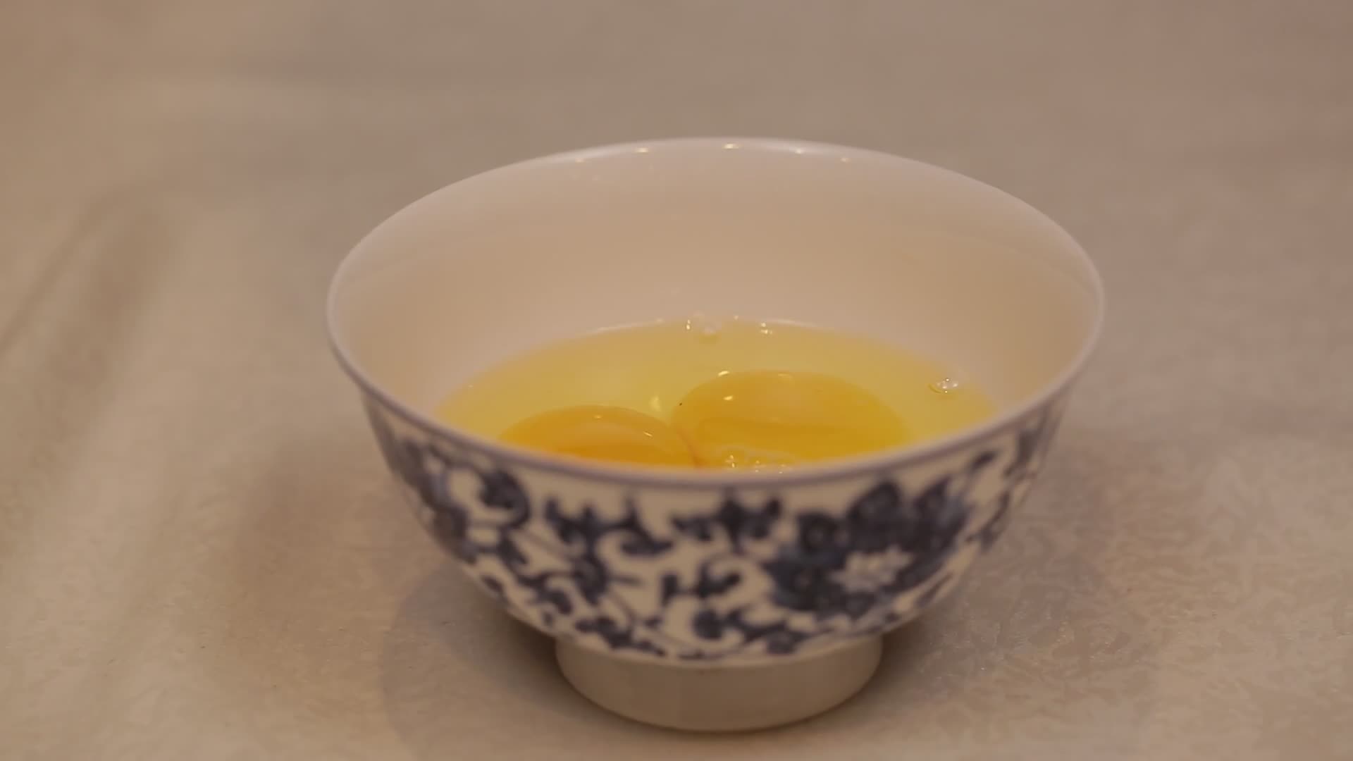打鸡蛋磕鸡蛋鸡蛋液视频的预览图