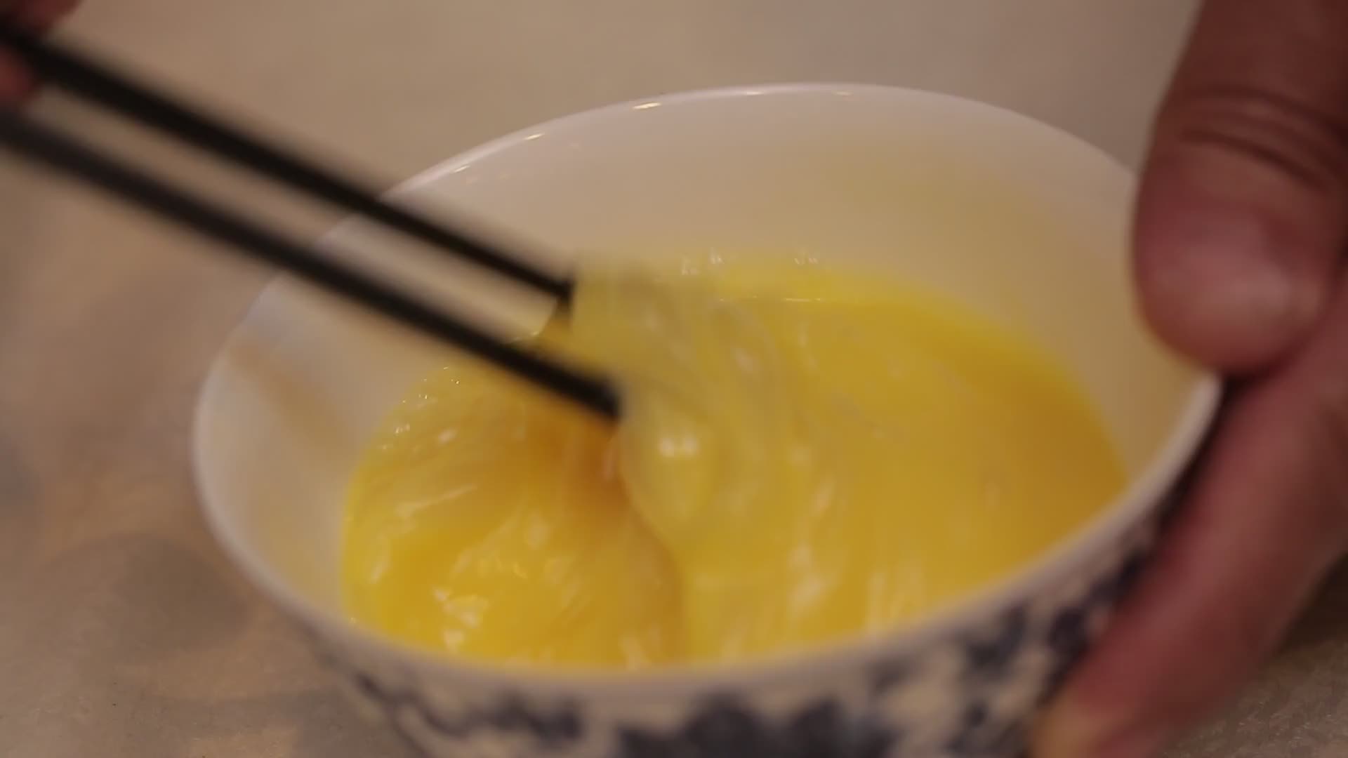 打鸡蛋磕鸡蛋鸡蛋液视频的预览图