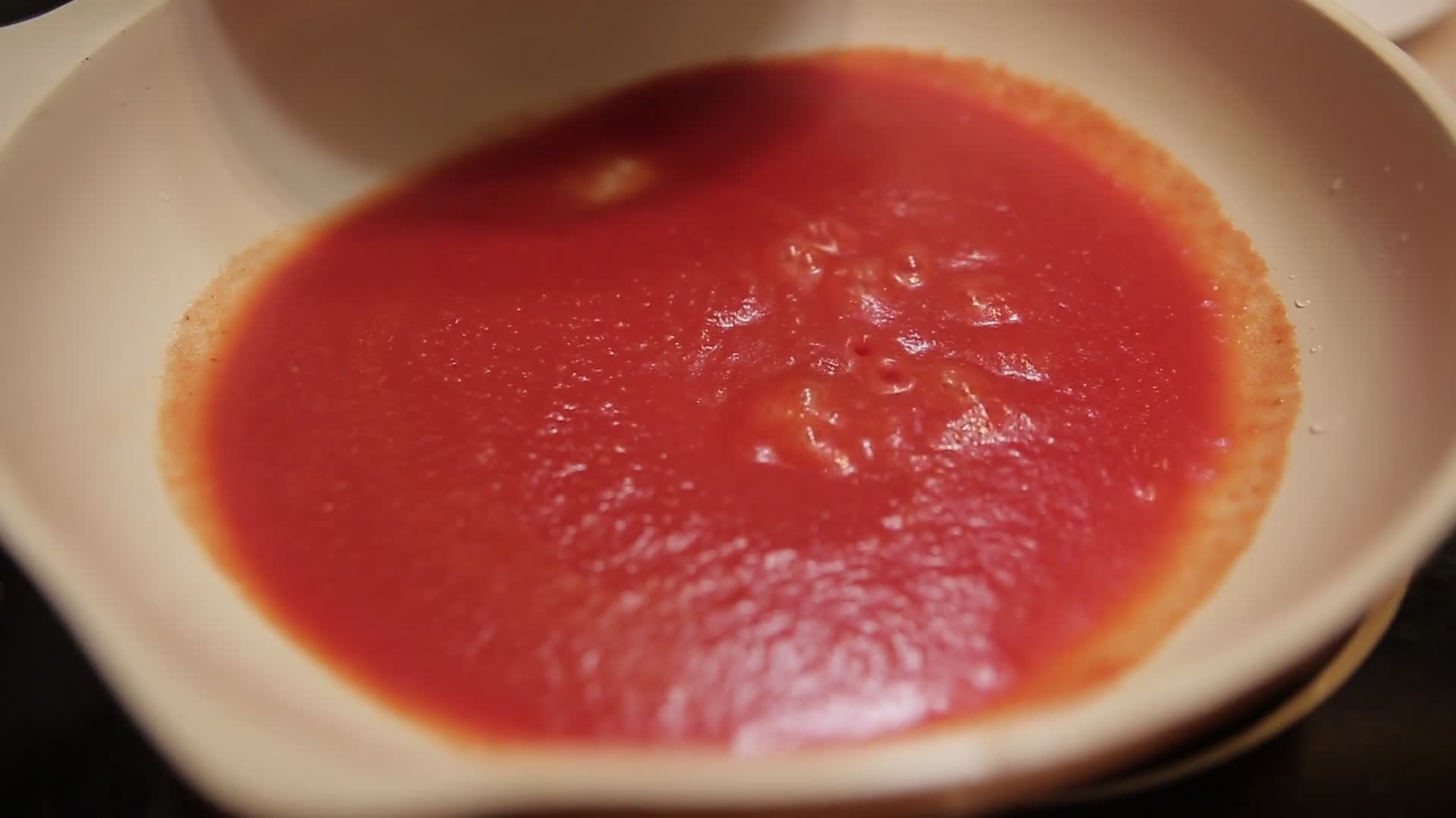 平底锅熬番茄酱视频的预览图