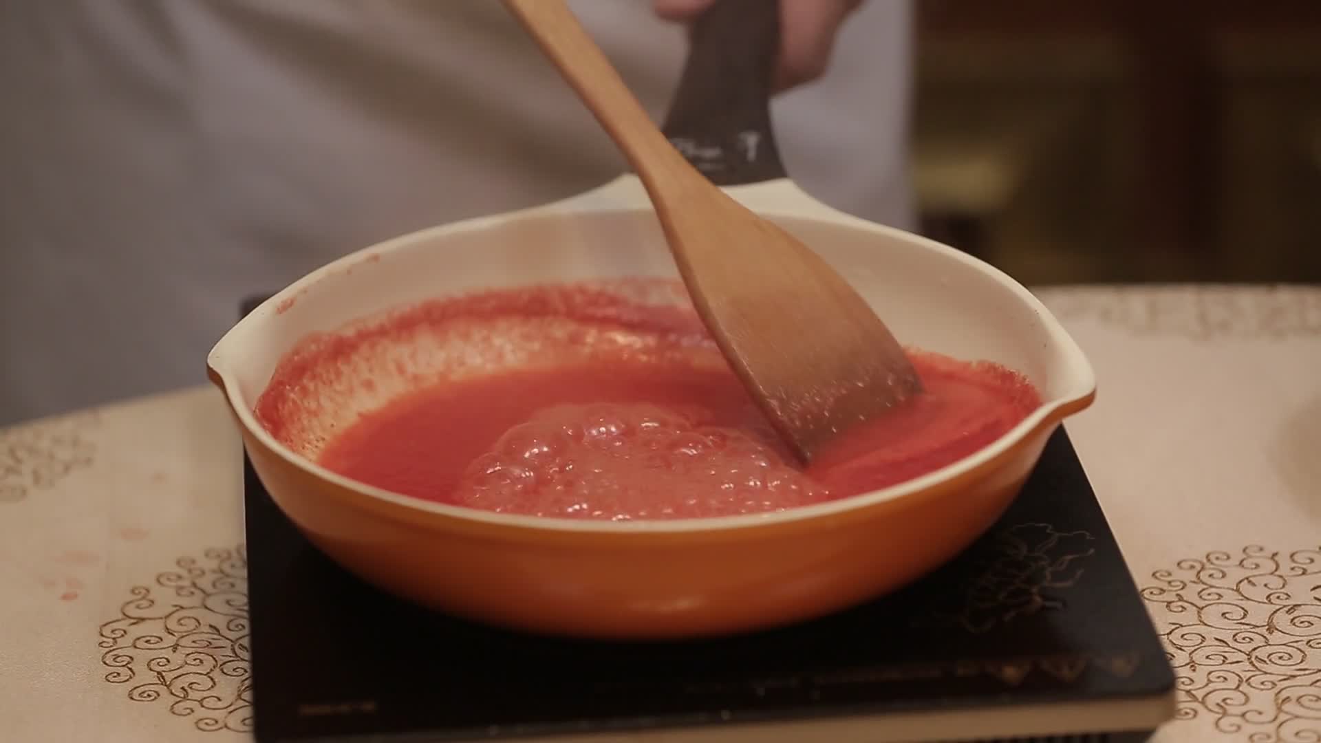 平底锅熬番茄酱视频的预览图