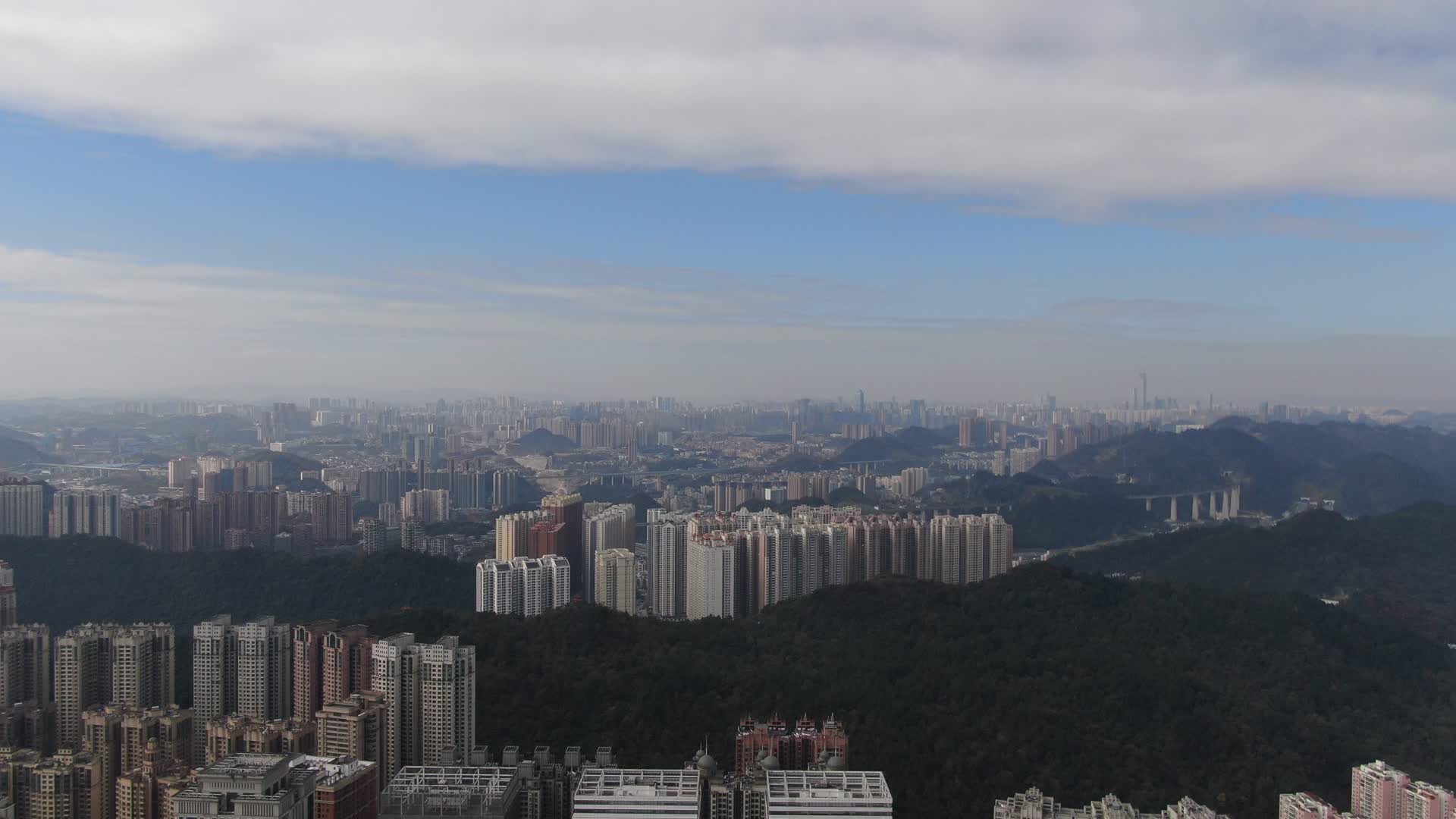 航拍贵阳城市蓝天白云全景视频的预览图