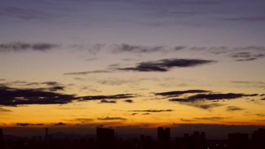 城市日出延时风景逆光建筑红色朝霞视频的预览图