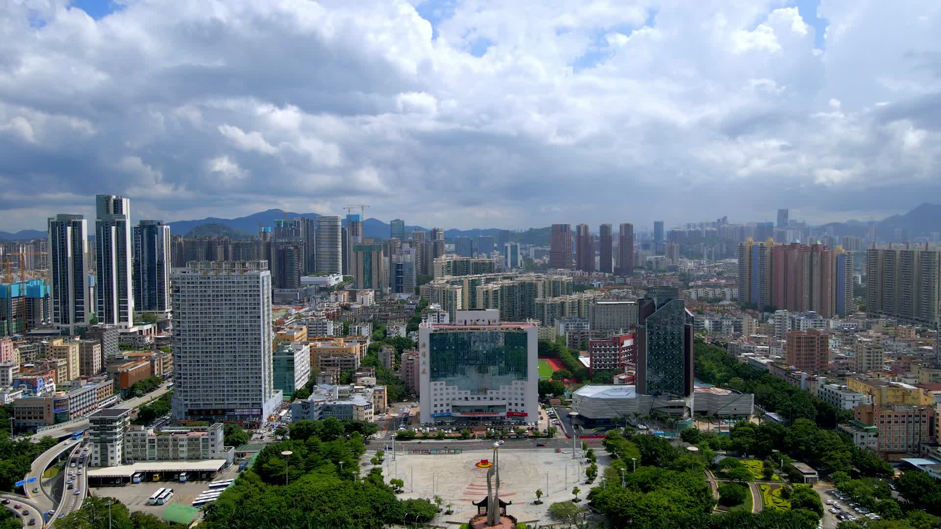 深圳宝安区新安广场城市风光4K航拍视频的预览图