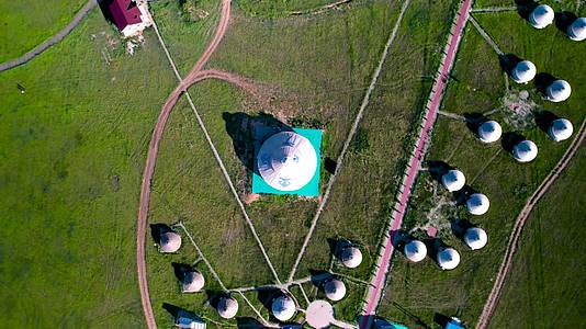 内蒙古广袤的千里草原及草原上散落的蒙古包黄昏5k超高清航拍视频的预览图